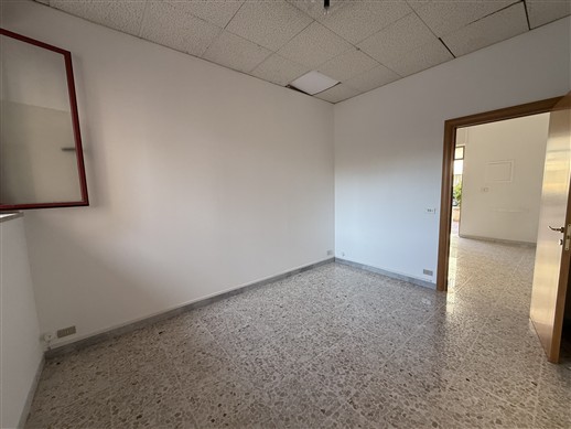 Locale Categoria Catastale A/10. Piano Terra, Ingresso Indipendente.